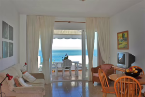 Apartamento Miramar Ático – Beachfront Holiday Apartment with Spectacular Sea View in Puerto Naos, La Palma