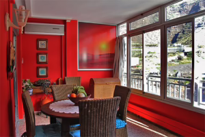 Apartment Rosy – Farbenfrohes Ferienapartment mit Wintergarten in Puerto Naos